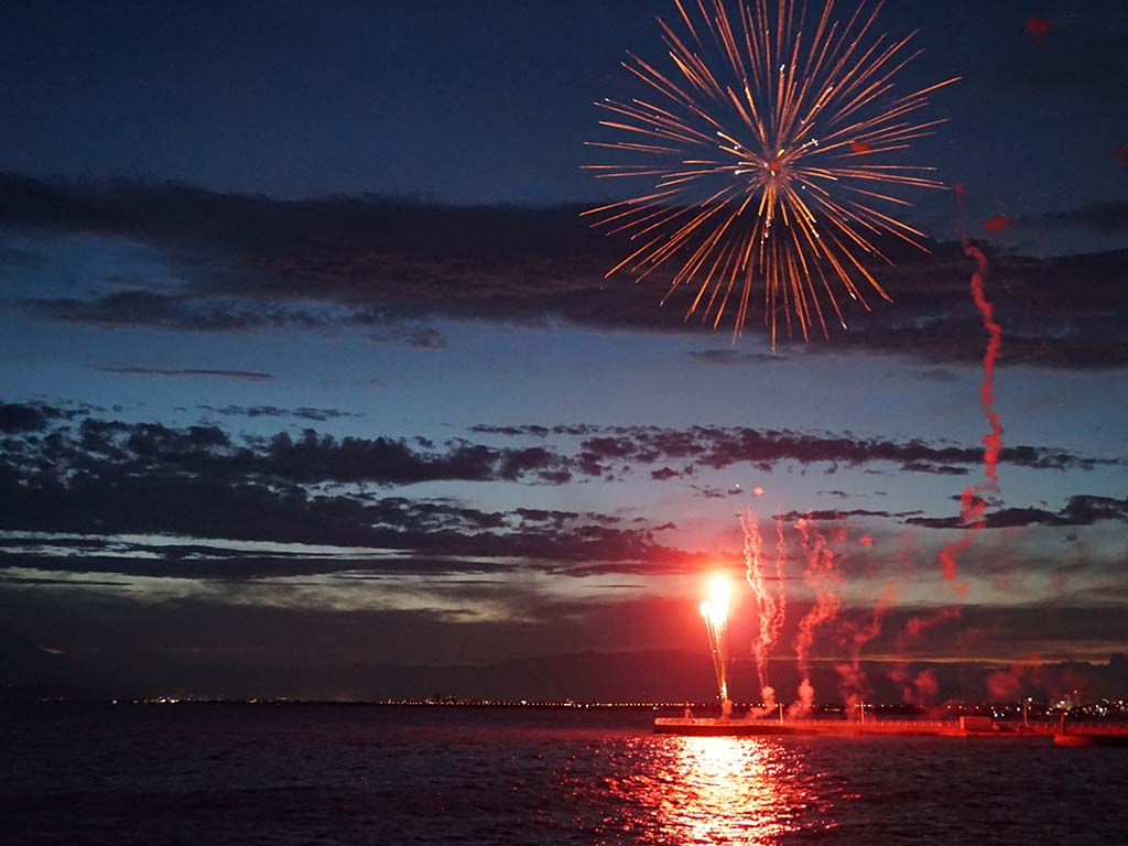 Feuerwerk im Sommer in Enoshima