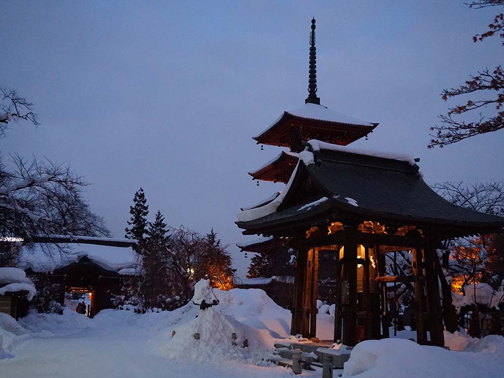 Winter in Hirosaki: schneebedecktes Tempelgelände