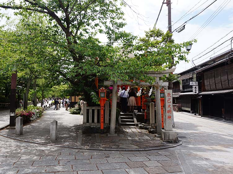 Der kleine Schrein Tatsumi Daimyōjin in Gion