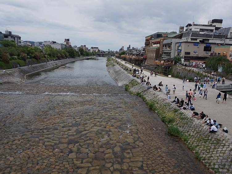 Der Fluß Kamogawa in Kyoto