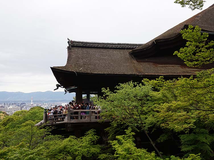 Holzterrasse am Kiyomizudera zwischen Bäumen