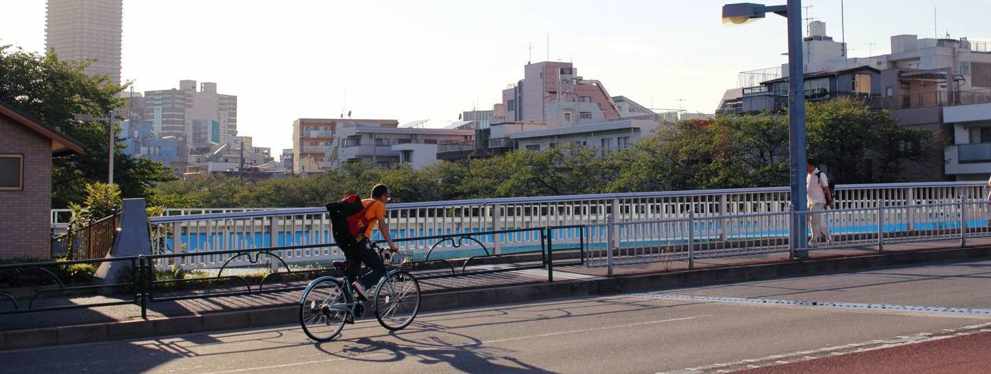 fahrradfahrer überquert brück in kiyosumi