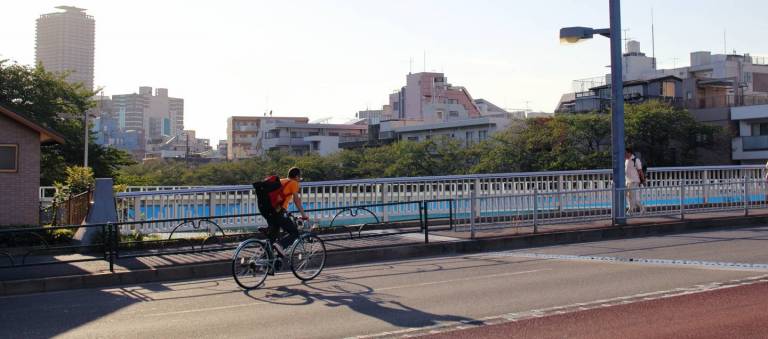 fahrradfahrer überquert brück in kiyosumi