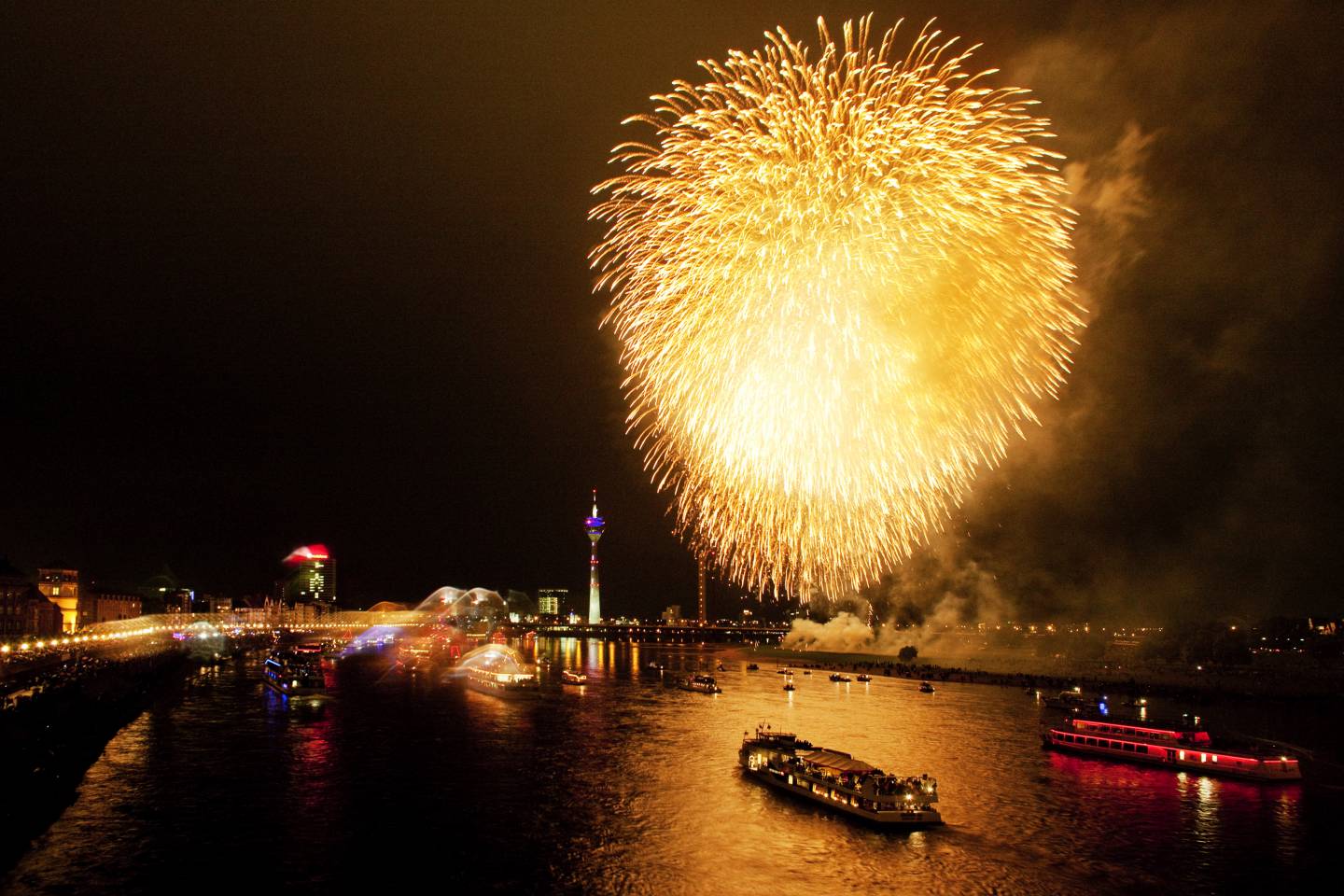 feuerwerk über dem rhein