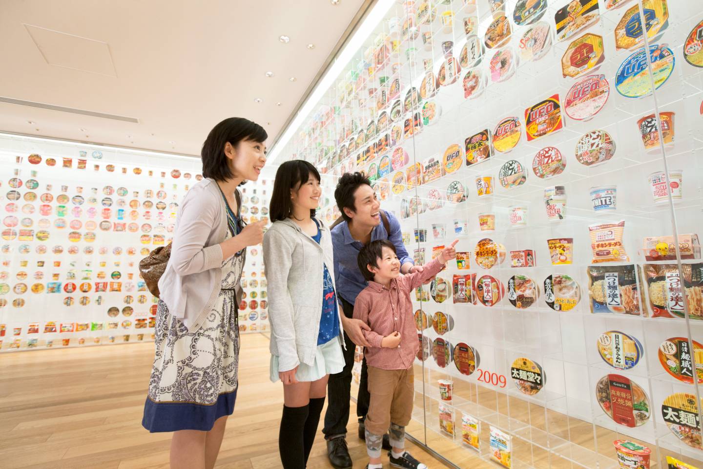 Ausstellungsraum im Cupnoodles Museum Yokohama mit Instant-Ramen Verpackungen