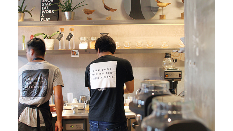 Barista im iki Cafe von hinten