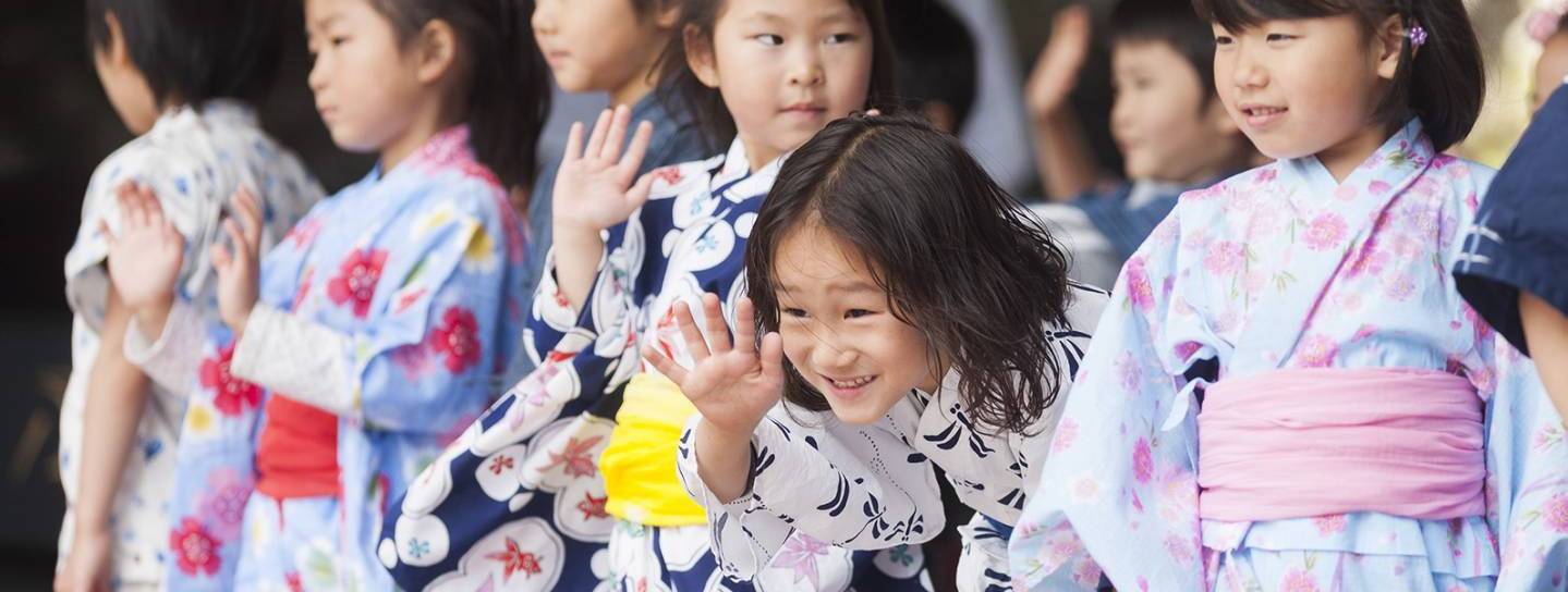 Japanische Kinder auf der Bühne am Japan-Tag