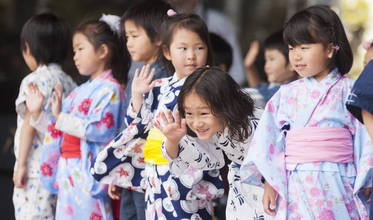 Japanische Kinder auf der Bühne am Japan-Tag