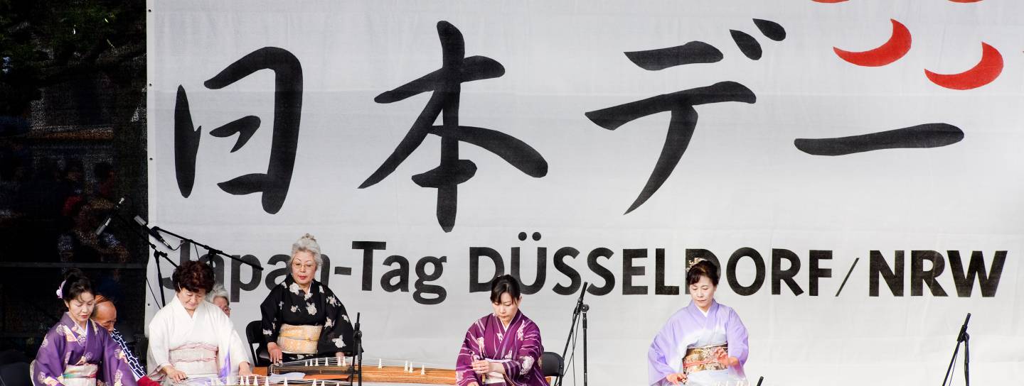 musiker auf der bühne beim japan tag düsseldorf