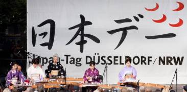musiker auf der bühne beim japan tag düsseldorf