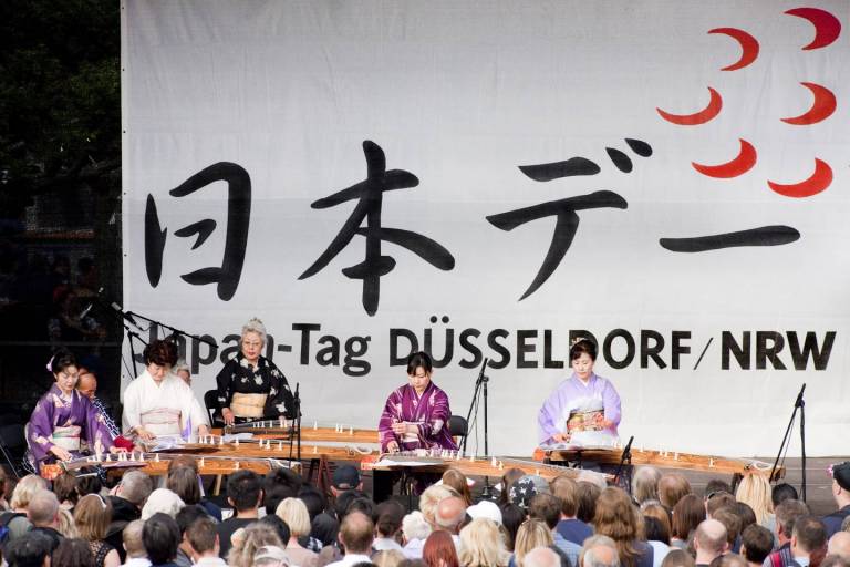 musiker auf der bühne beim japan tag düsseldorf
