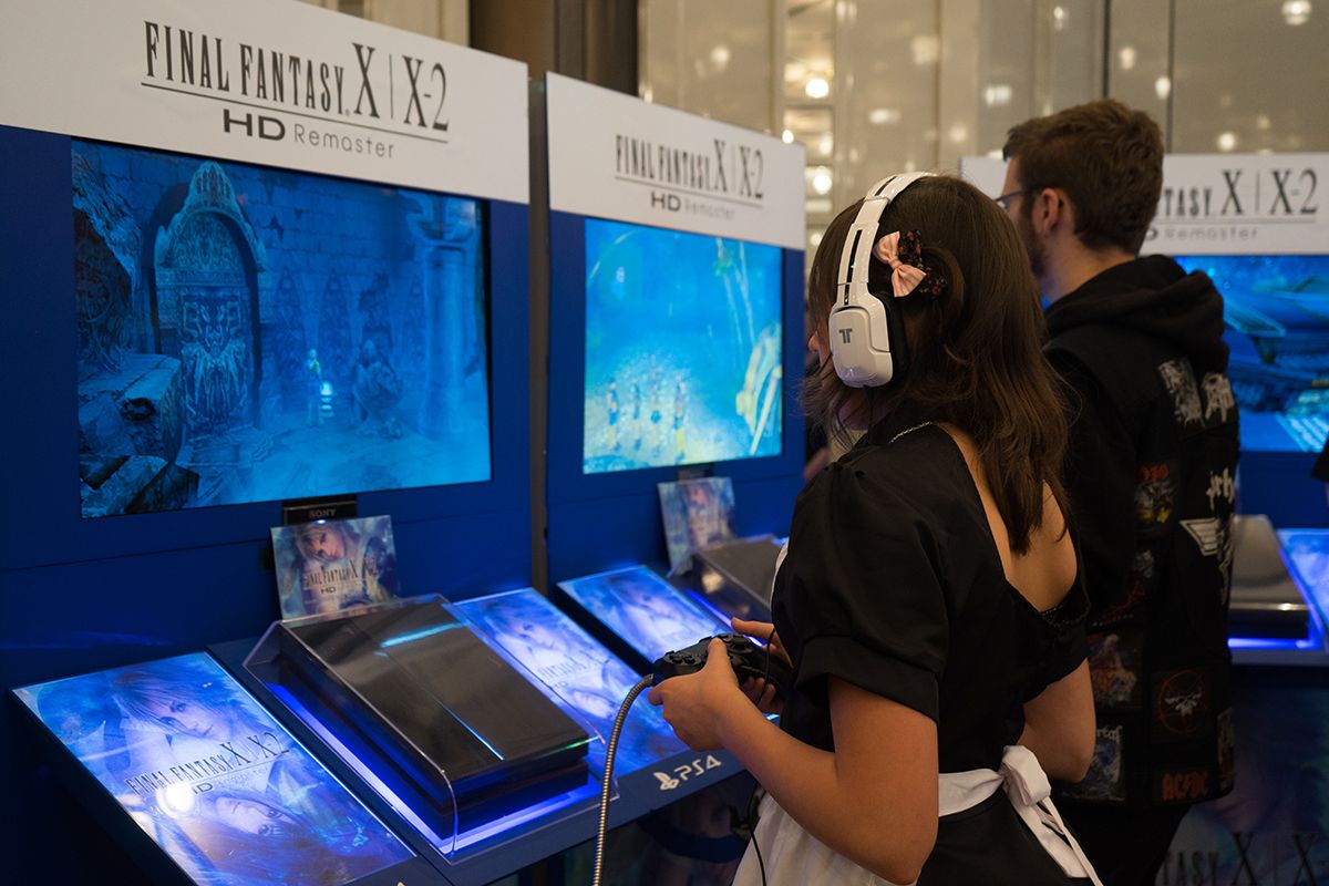 frau spielt final fantasy auf der dokomi