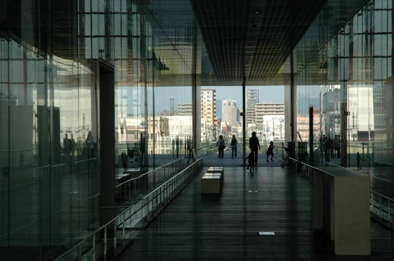 Gläsernes Atrium der Naka Verbrennungsanlage