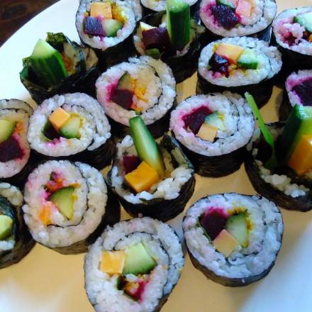 Maki.-Sushi mit Roter Bete und Käse