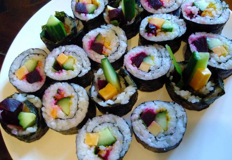 Sushi mal anders: Bunte Maki-Rollen mit Roter Bete und Käse | JAPANDIGEST