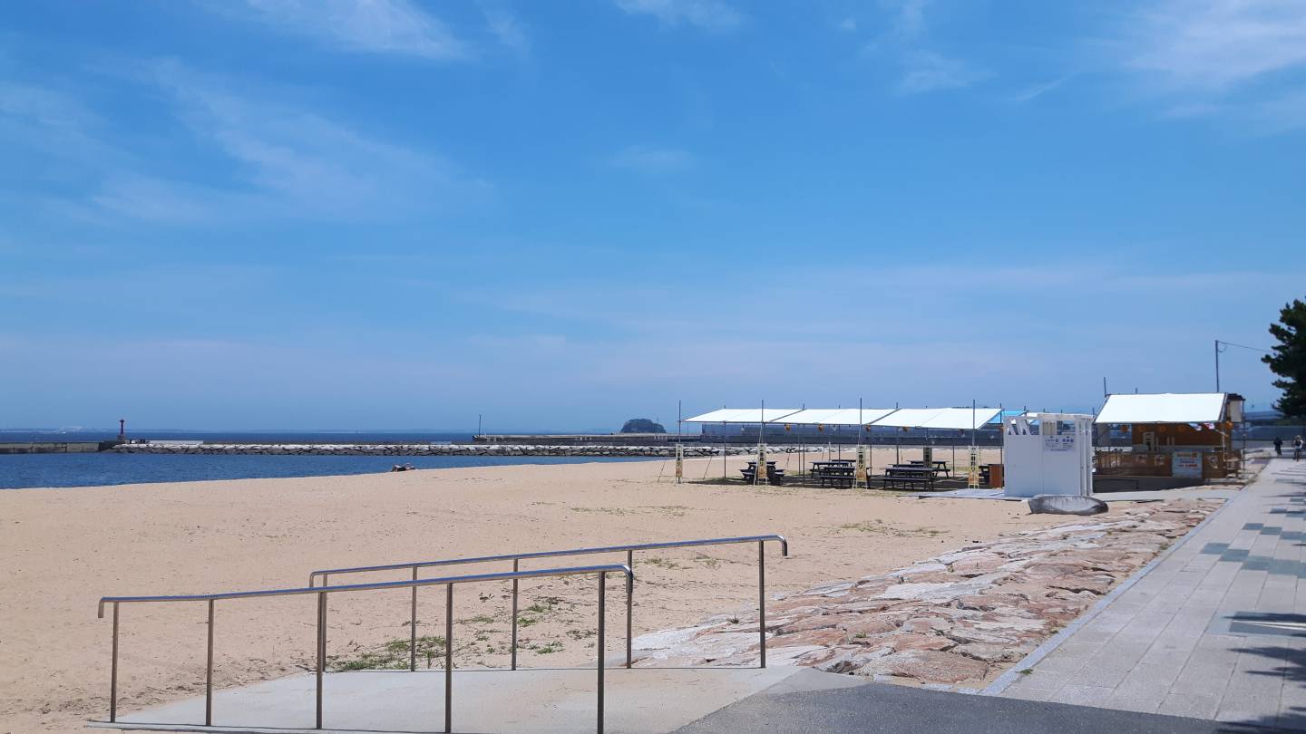 Zu Ende August sind die Strände Japans wieder leergefegt und ein Ort der Ruhe im lauten Stadtgetümmel.