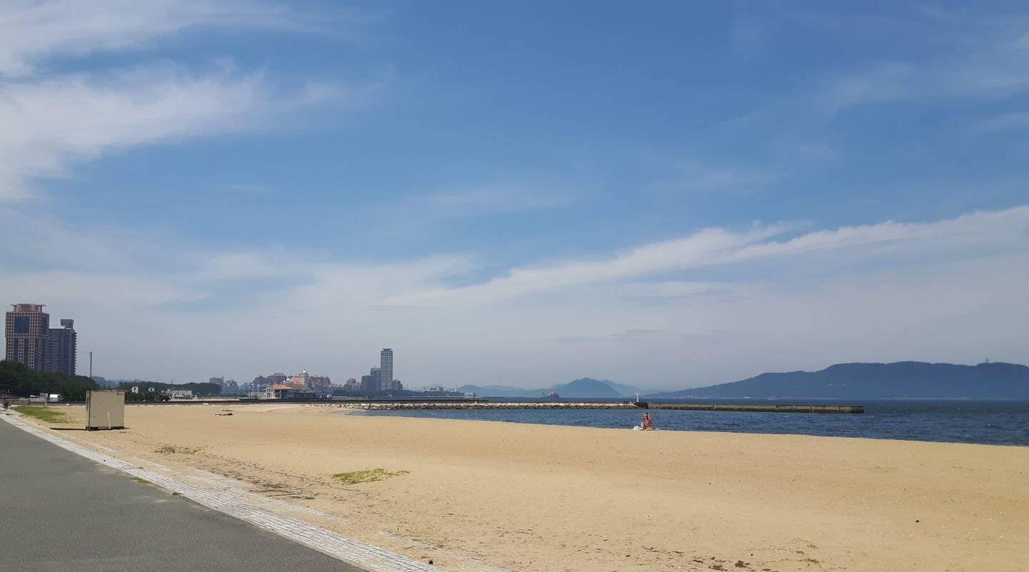 Menschenleere Strände sind in Japan auch noch Anfang Juli zu finden, hier am Momochi Strand in Fukuoka. © Elisa Röhr