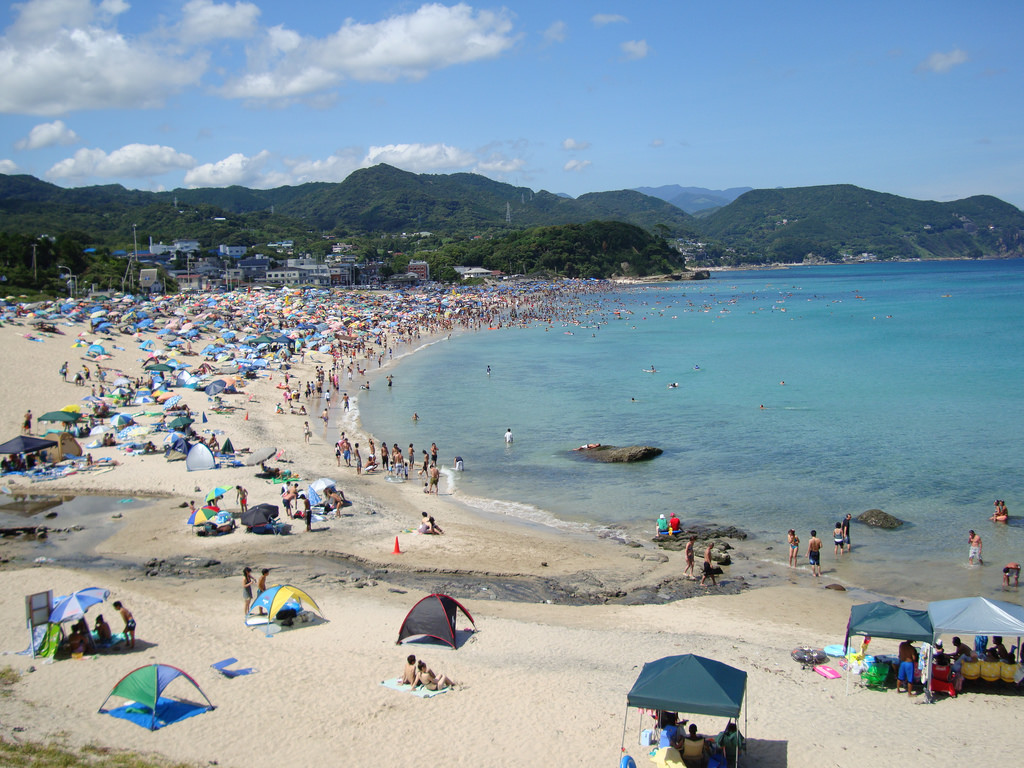 Volle Strände sind ab Mitte Juli in Japan zu erwarten, hier am Shimoda Strand.