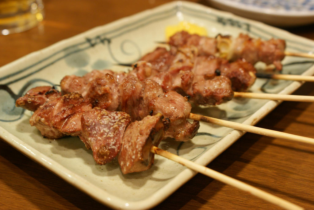 Japanische Geflügelspieße: Yakitori.