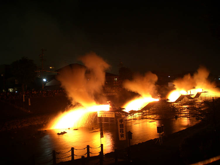 Das Hida Takayama Tezutsu Hanabi ist ein ganz besonderes Feuerwerkfestival.