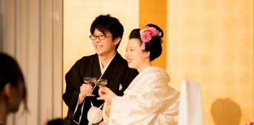 Traditionell gekleidetes Brautpaar bei einer japanischen Hochzeit.
