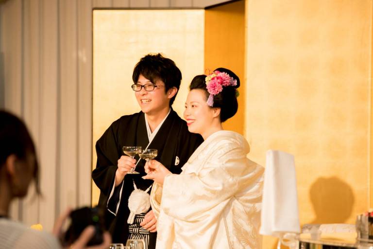 Traditionell gekleidetes Brautpaar bei einer japanischen Hochzeit.
