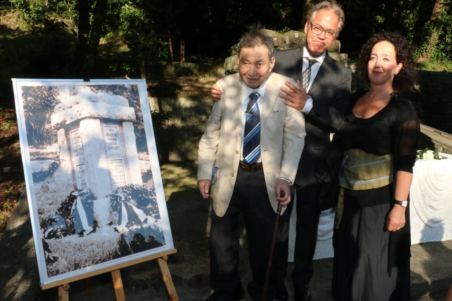 Nachfahren der deutschen Kriegsgefangenen trafen vor dem Gedenkstein der deutschen Soldaten in Bandō auf den Sohn von Takahashi Harue.