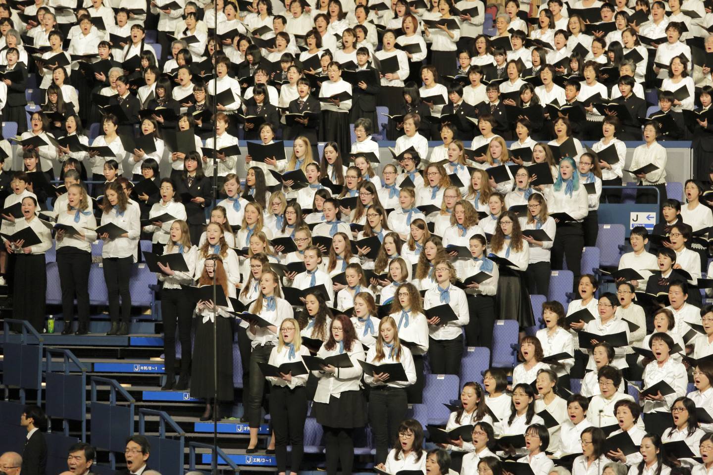 100 Schülerinnen und Schüler aus fünf Schulen in der Partnerregion Niedersachsen wurden zum Jubiläumskonzert in Tokushima-Stadt eingeladen.