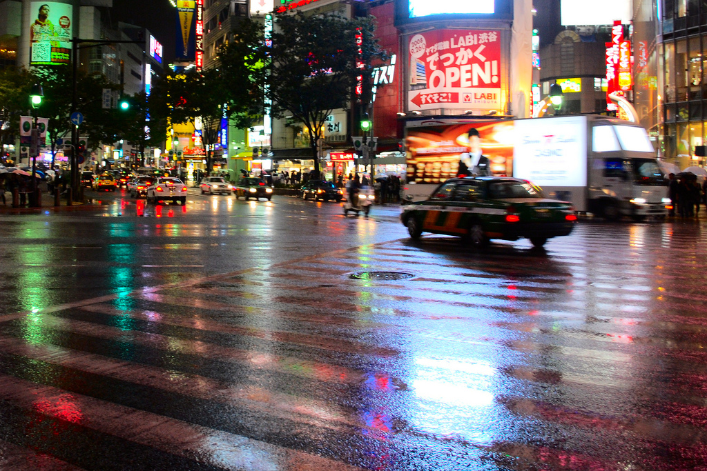 Das verregnete Shibuya ist ein Meer aus schimmernden Farben.
