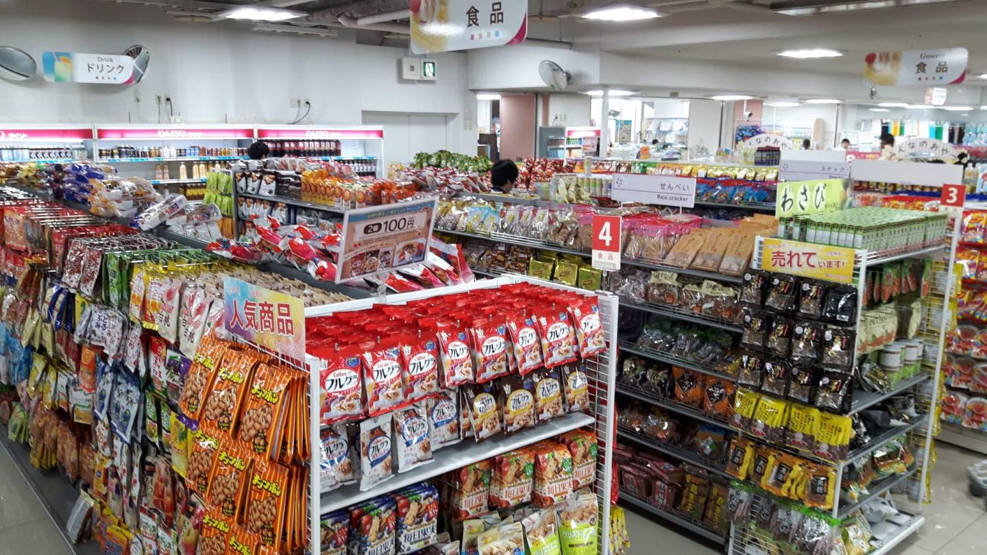 Süßes, Salziges und Fertiggerichte sind ein Muss im japanischen Schnäppchenmarkt.