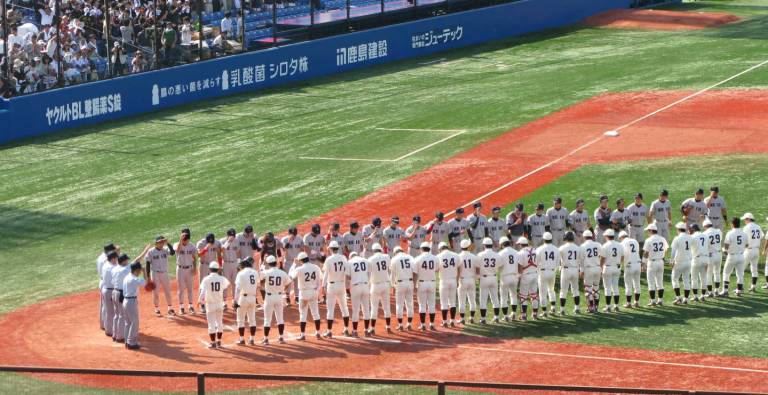 Spieler der Keiō und Waseda treffen beim Frühjahrsturnier 2008 aufeinander.