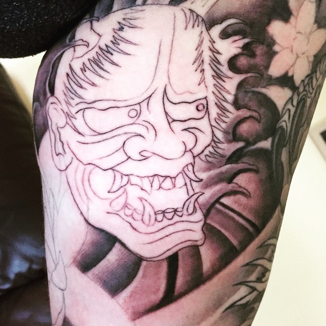 Unfertiges Tattoo eines japanischen Dämons in Schwarz