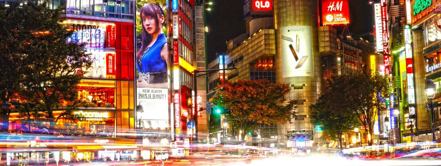 Hier wird die Nacht zum Tag: Die berühmte Kreuzung in Shibuya mit ihren strahlenden Lichtern.