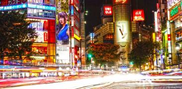 Hier wird die Nacht zum Tag: Die berühmte Kreuzung in Shibuya mit ihren strahlenden Lichtern.