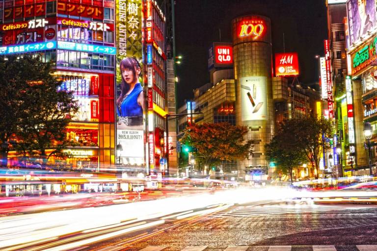 Hier wird die Nacht zum Tag: Die berühmte Kreuzung in Shibuya mit ihren strahlenden Lichtern.