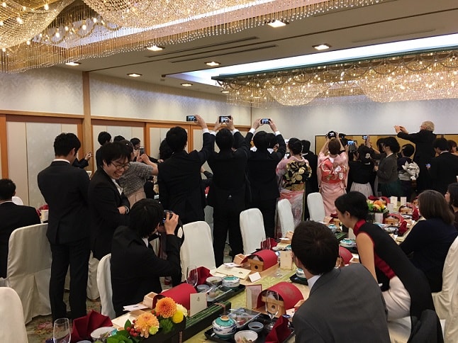 Gäste auf einem Hochzeitsempfang in Japan