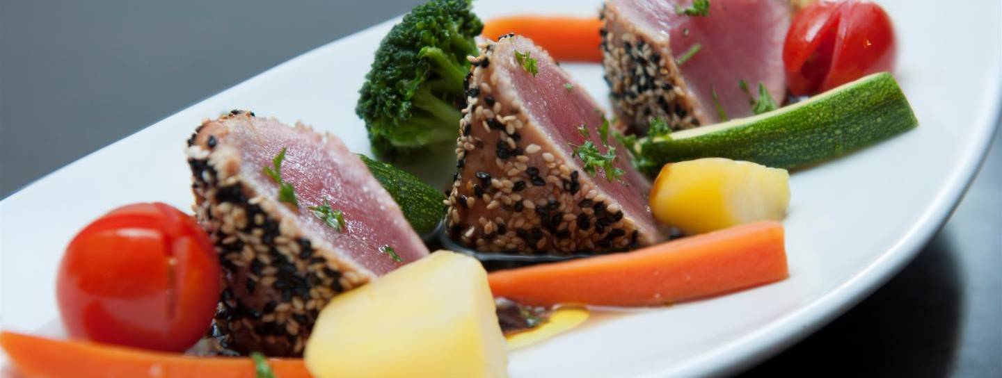 Thunfisch-Steak im Sesammantel mit Gemüse