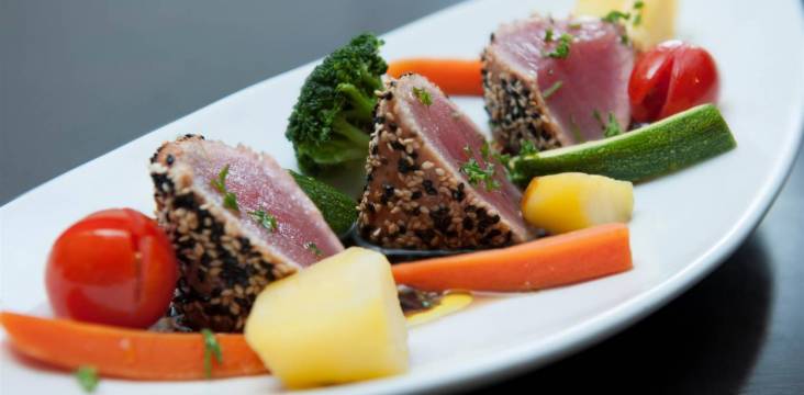 Thunfisch-Steak im Sesammantel mit Gemüse
