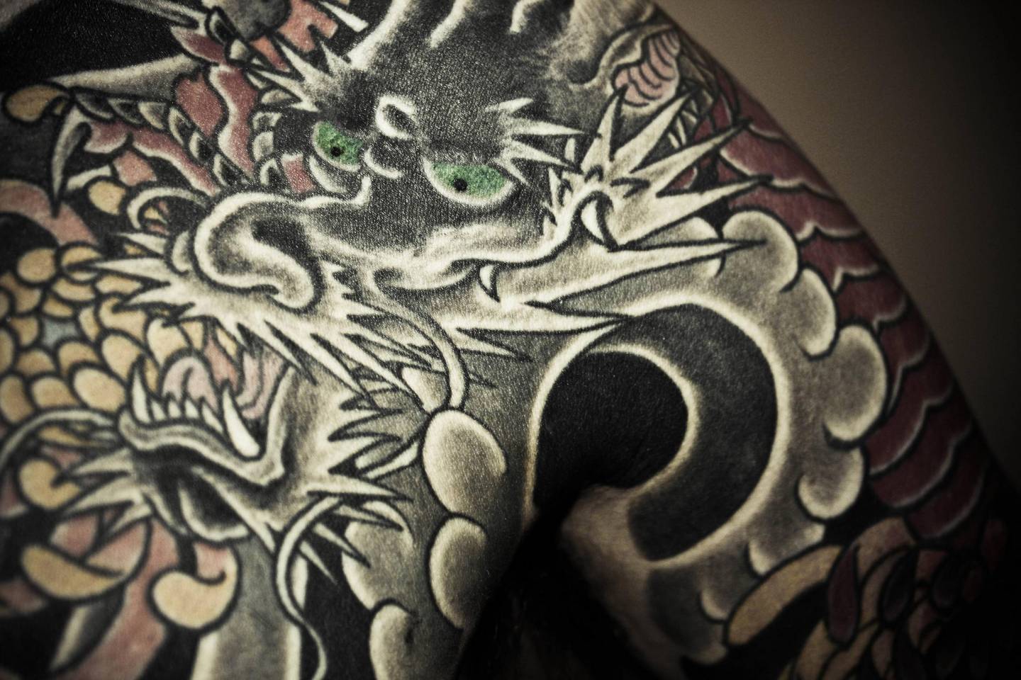 Nahaufnahme eines japansichen Drachen-Tattoos