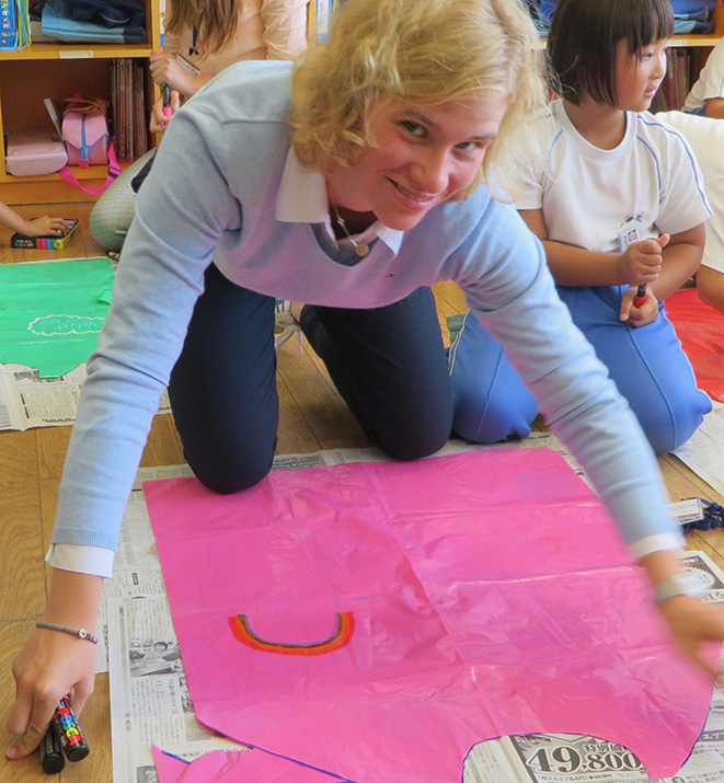Nina Oelschläger beim Besuch einer Grundschule.