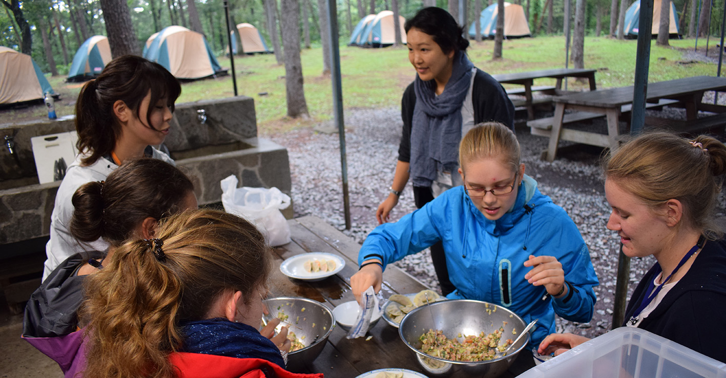 Abwechslungsreiche Programmpunkte bringen junge Menschen beider Kulturen in Kontakt. Hier beim gemeinsamen Outdoor-Cooking mit jungen Ehrenamtlichen aus Iwate.