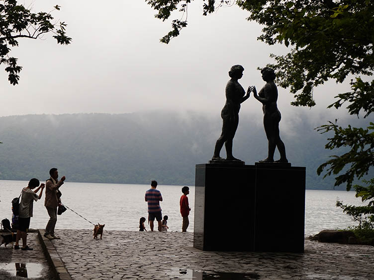 Die Statue der Mädchen befindet sich direkt am Ufer des Sees Towada.