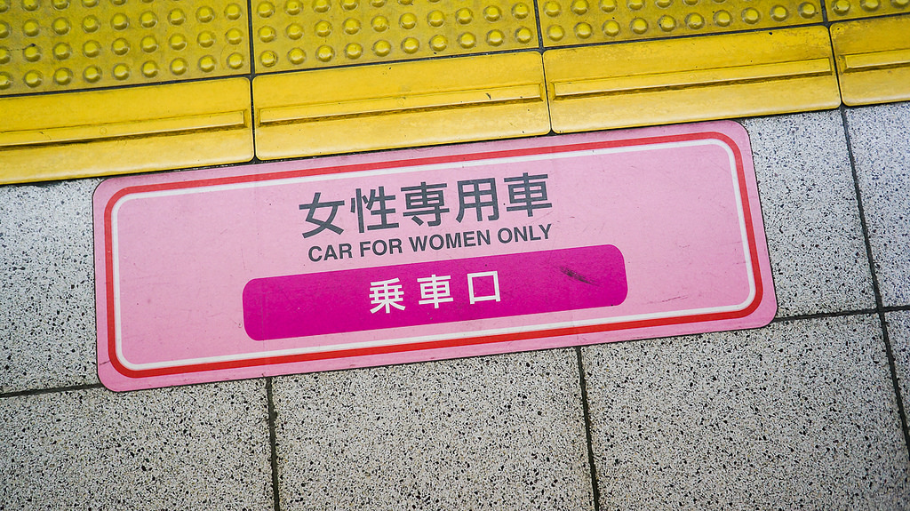 Um Frauen vor dem Angrapschen in übervollen Zügen zu schützen, gibt es mittlerweile Zugabteile, die für Frauen reserviert sind.