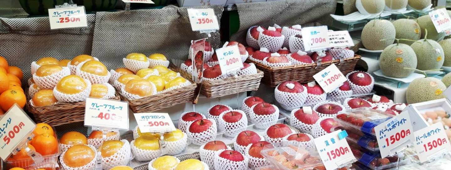 Eine Auswahl an Obst in einem japanischen Supermarkt