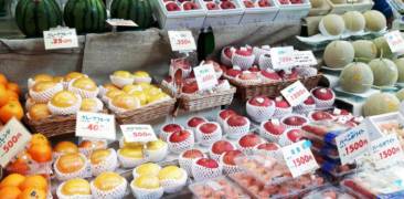 Eine Auswahl an Obst in einem japanischen Supermarkt