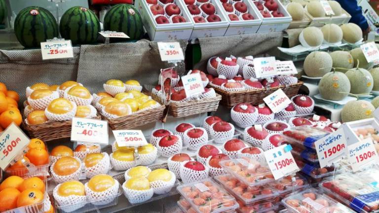 Eine Auswahl an Obst in einem japanischen Supermarkt