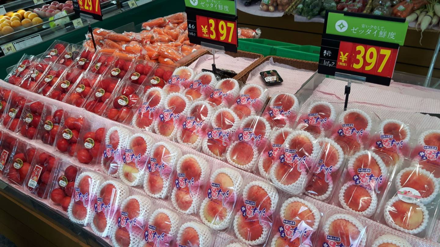 In Plastik verpackte Pfirsiche in einem japanischen Supermarkt