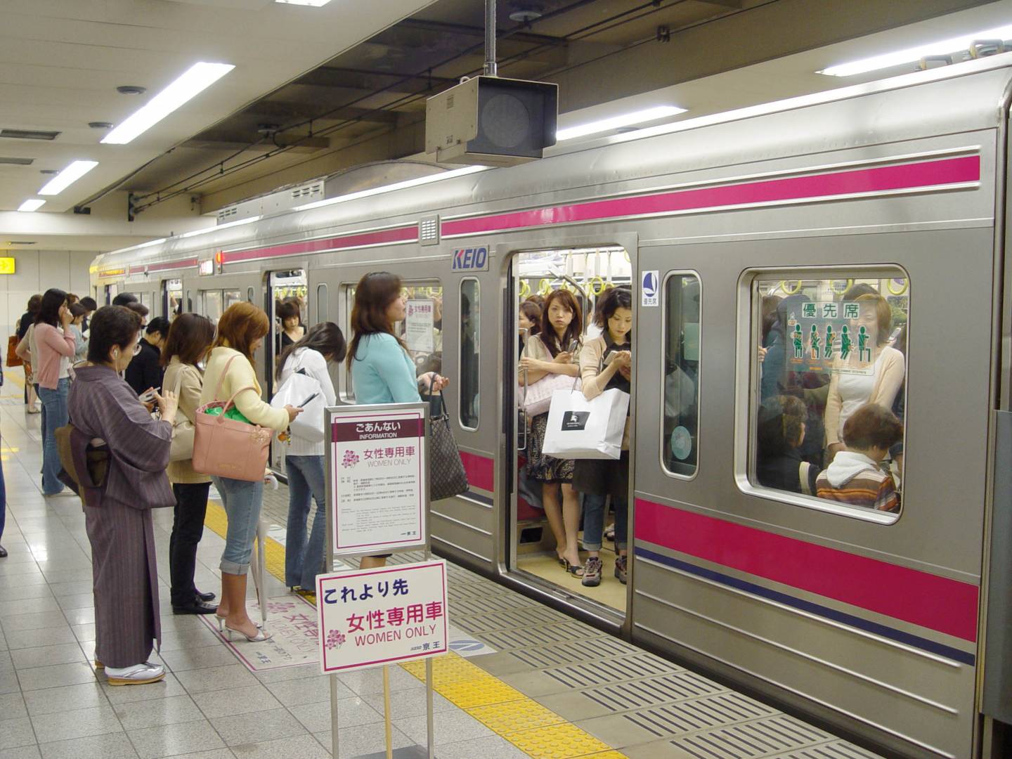 Frauen warten auf einen „Women Only“-Wagen der Tōkyōter Keiō-Linie.
