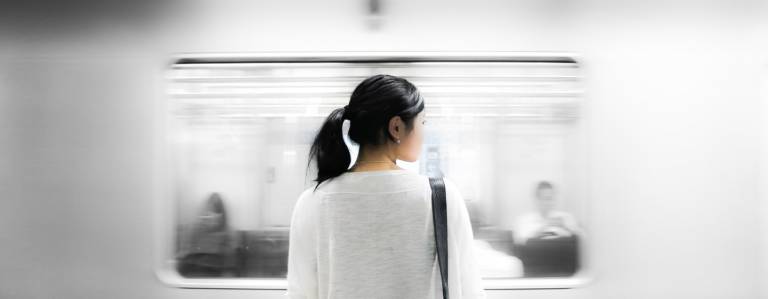 Wer in Tōkyō pendelt, lernt das Bahnfahren zu verschiedenen Tageszeiten kennen und wird eins mit dem täglichen Menschenstrom.