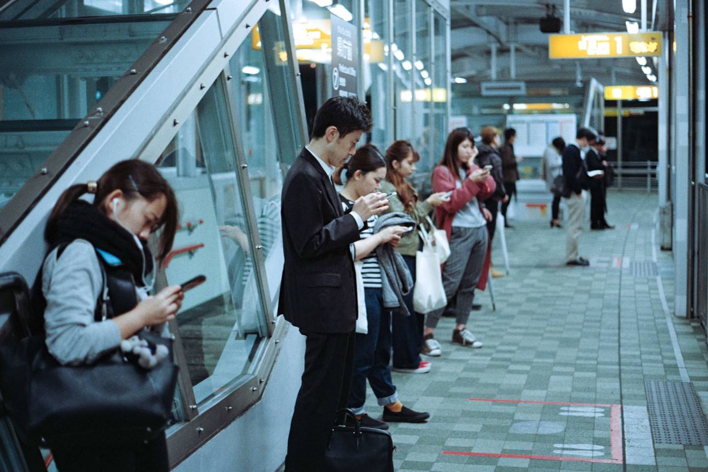 Dank der intelligenten Markierungen auf dem Boden weiß der japanische Pendler immer genau, wo die Türen zum Stehen kommen.